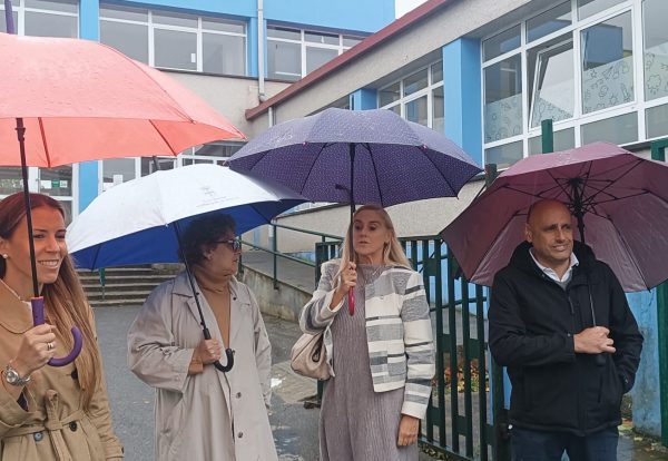 Gloria García, Ceila Fernández, Susana Fernández y Pablo E. Menéndez, frente al colegio San Cristóbal de Avilés